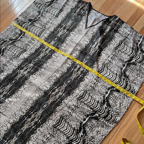 Winlar Long Caftan Dress Womens One Size Black Gray Snake Print V Neck Maxi NWT - Picture 6 of 9